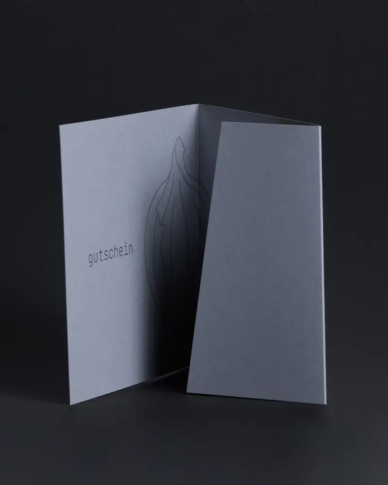 Egal ob Geburtstag, Hochzeitstag, Weihnachten oder einfach nur so: unser schön und hochwertig gestalteter Gutschein ist mit Heißfolienprägung und Banderole immer das passende Geschenk.