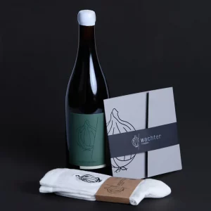 Das perfekte Geschenk &ndash; unser Set aus hochwertigem Gutschein, limitierten Wachter-Foodbar-Socken und einer Flasche unseres Wachter Foodbar Weins vom Weingut Daniel Mattern ist eine Einladung zum Genie&szlig;en &ndash; ob f&uuml;r andere oder f&uuml;r sich selbst.
